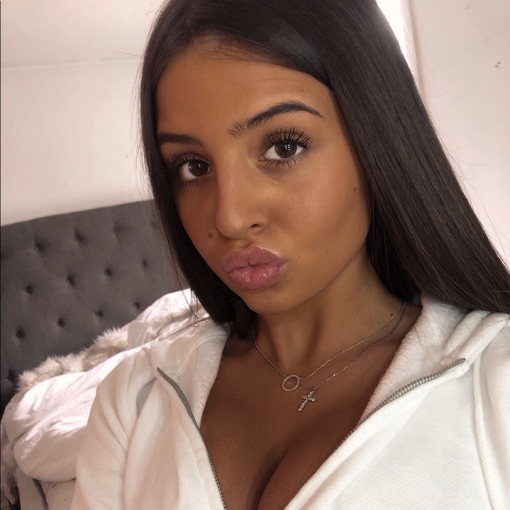 meet your posher, ella. i love traveling🌞